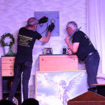 Theaterst&uuml;ck 2026: Eine Sprachbox namens Alessa. - Theaterverein Eintracht Nemmenich